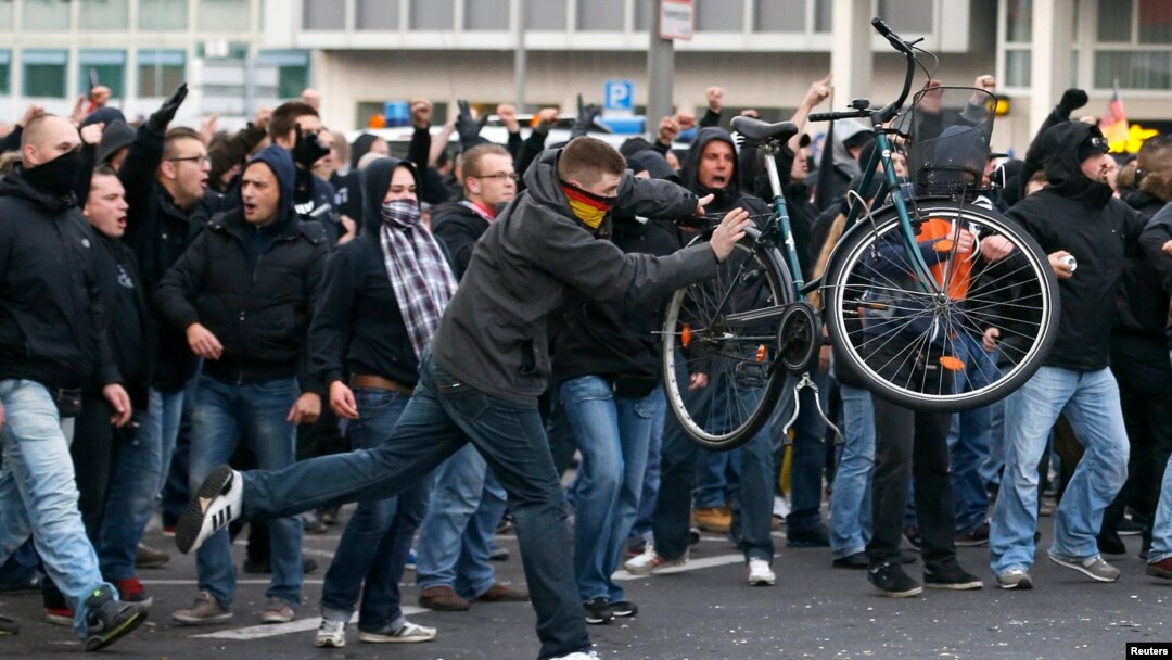 Para demonstran anti-Islam melakukan unjuk rasa di Cologne, Oktober lalu (foto: dok). Warga Jerman yang mendukung para migran melakukan demonstrasi tandingan untuk menentang aksi demonstrasi anti-Islam.