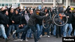 Para demonstran anti-Islam melakukan unjuk rasa di Cologne, Oktober lalu (foto: dok). Warga Jerman yang mendukung para migran melakukan demonstrasi tandingan untuk menentang aksi demonstrasi anti-Islam.