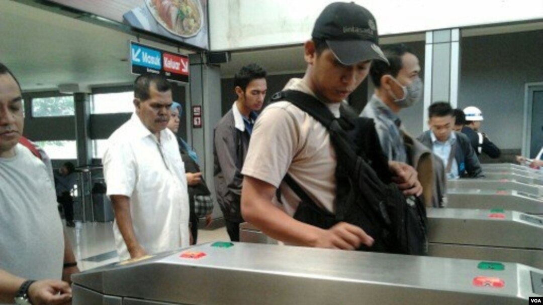 Para penumpang Kereta Rel Listrik di Stasiun Sudirman, Jakarta Pusat. (VOA/Iris Gera)