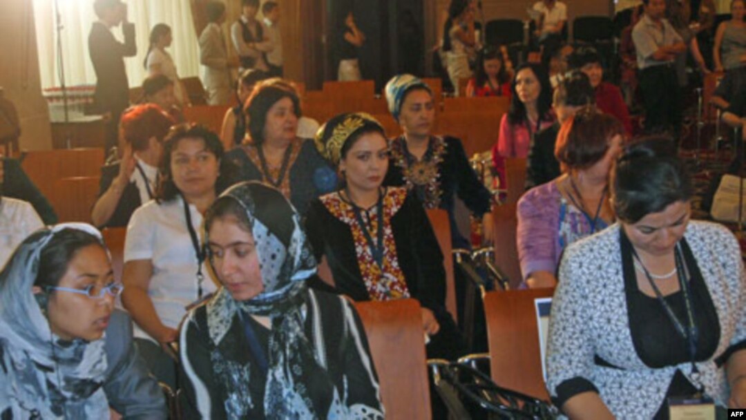 Bishkekda 100 ga yaqin faol ayollar uch kunlik anjumanga yig'ilgan