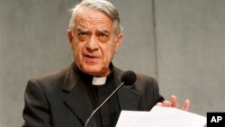 El vocero del Papa, Federico Lombardi, dio una rueda de prensa en el Vaticano.