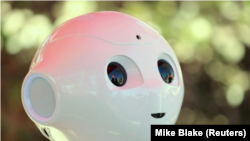 En la imagen de archivo, un proyecto de inteligencia artificial que utiliza un robot humanoide de la empresa francesa Aldebaran en la Universidad Palomar en San Marcos, California (EEUU) el 10 de octubre de 2017. REUTERS/Mike Blake