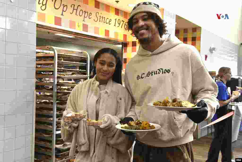 Kelly Ubre, del equipo de baloncesto 7ers, de Filadelfia, se unió junto a su esposa para servir comidas en Cathedral Kitchen, para celebrar Acción de Gracias con los más necesitados, en Camden, Nueva Yersey, el 26 de noviembre de 2024.&nbsp;&nbsp;[Fotografía: Luis Quintanal]