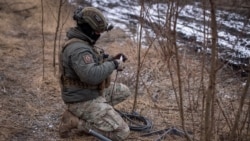 Seorang anggota pasukan Ukraina tampak menyiapkan sistem satelit internet Starlink di garis depan pertempuran di Kota Avdiivka, Ukraina, pada 20 Februari 2024. (Foto: Reuters/Inna Varenytsia)