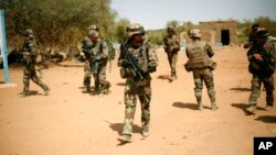 Des soldats français sécurisent une zone après une attaque des kamikazes, à l'entrée de Gao, dans le nord du Mali, 2 février 2013. 