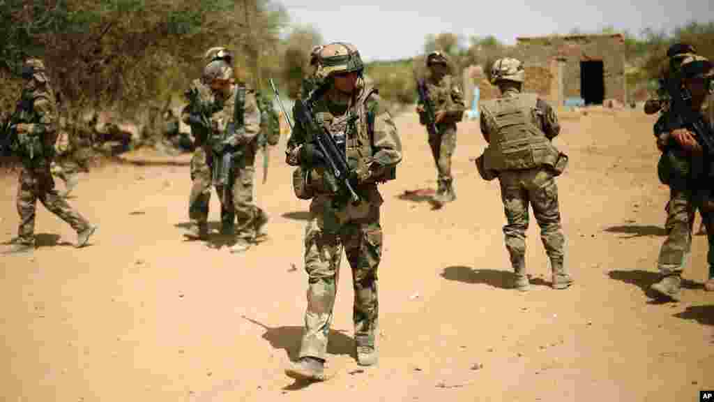 Sur cette photo, des soldats français assurent la sécurité de la zone où un attentat suicide a été perpétré à l&rsquo;entrée de Gao au Nord du Mali, le 10 février 2013. (AP Photo/Jérôme Delay, File) 