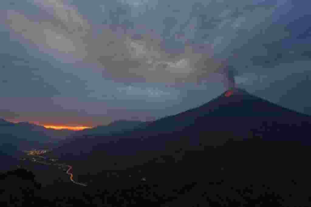 El Volcán Tungurahua arroja ceniza y piedras mientras se entra en erupción, como se ve desde Cotalo, Ecuador, 29 de abril 2011. El volcán Tungurahua, a 136 kilómetros al sureste de Quito, ha estado activo desde 1999.