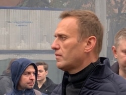 Anti-corruption campaigner Alexei Navalny just before bounded to protest stage to tell protesters they should have confidence in their power, Moscow, Sept. 29, 2019. (J. Dettmer/VOA)