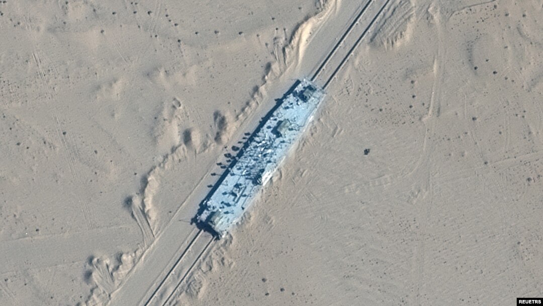 衛星圖片顯示中國在新疆若羌縣修建模擬軍艦的可移動標靶，用作解放軍遠程反艦彈道導彈測試。（2021年10月20日）