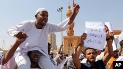 资料照片:人们抗议苏丹主权委员会主席阿卜杜勒·法塔赫·布尔汉会晤以色列总理的决定。(2020年2月7日)