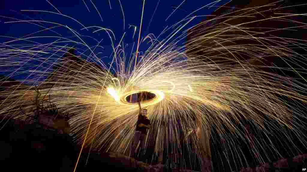 مردم غزه ماه رمضان را با آتش و نور جشن گرفتند