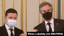 Menteri Luar Negeri AS Antony Blinken dan Presiden Ukraina Volodymyr Zelenskiy berpose untuk berfoto selama pertemuan di Kyiv, Ukraina, 6 Mei 2021. (Foto: Efrem Lukatsky via REUTERS)