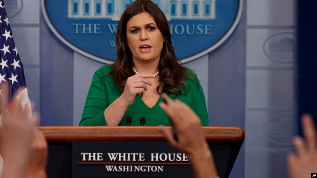 Juru bicara Gedung Putih Sarah Huckabee Sanders memberikan keterangan kepada media di Washington DC, Jumat (27/10). 