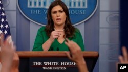 Juru bicara Gedung Putih Sarah Huckabee Sanders memberikan keterangan kepada media di Washington DC, Jumat (27/10). 