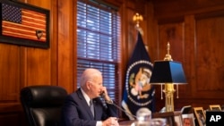 Presiden Joe Biden berbicara dengan Presiden Rusia Vladimir Putin melalui telepon dari kediaman pribadinya di Wilmington, Del., Kamis, 30 Desember 2021. (Adam Schultz/The White House via AP)