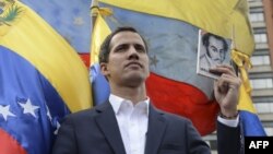 Juan Guaido, 35 tuổi, tuyên bố ông là tổng thống lâm thời của Venezuela hôm thứ Tư. Kể từ khi đó, Mỹ, Canada và hầu hết các nước Mỹ Latin khác đã công nhận ông.