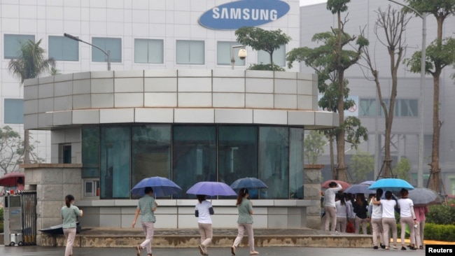 Các nhân viên đi làm tại nhà máy của Samsung ở tỉnh Thái Nguyên, Việt Nam (ảnh tư liệu năm 2016, Reuters)