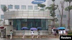 Công nhân đến làm việc tại nhà máy của Samsung ở Thái Nguyên vào thời điểm trước khi xảy ra đại dịch COVID-19.