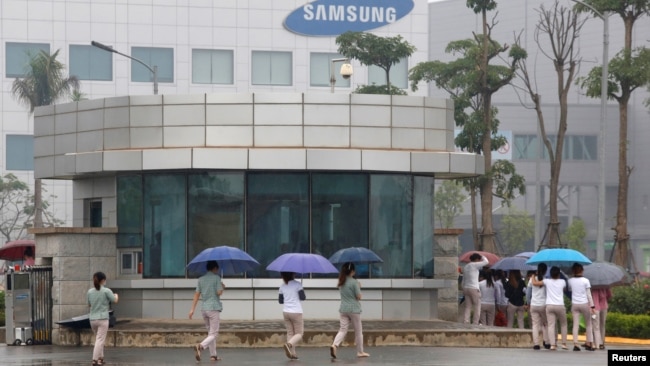 FILE - Employees make their way to work at the Samsung factory in Thai Nguyen province, north of Hanoi, Vietnam, Oct. 13, 2016. (Reuters)