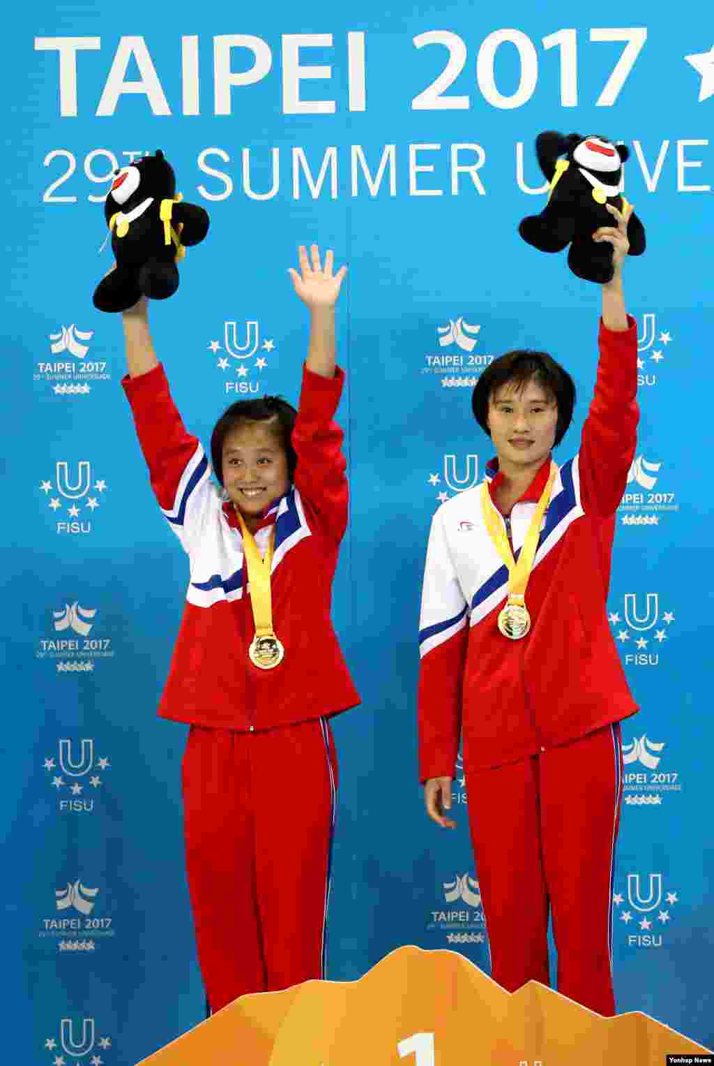 2017 하계유니버시아드 여자 다이빙 10m 플랫폼 싱크로에서 금메달을 획득한 북한의 김국향 선수(왼쪽)와 김운향 선수가 메달을 수여받은 뒤 인사하고 있다.