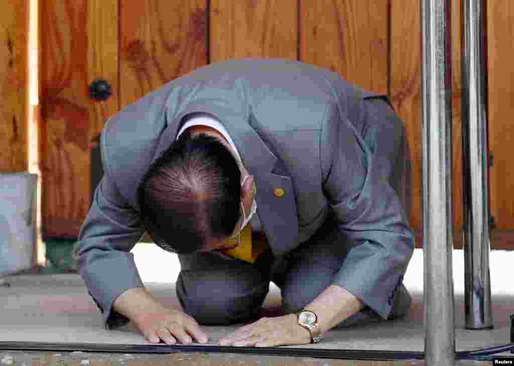 Lee Man-hee, founder of the Shincheonji Church of Jesus the Temple of the Tabernacle of the Testimony, bows during a news conference at its facility in Gapyeong, South Korea. Lee apologized that one of its members had infected many others.