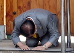 Lee Man-hee, founder of the Shincheonji Church of Jesus, bows during a news conference at its facility in Gapyeong, South Korea, March 2, 2020. Lee apologized that one of its members had infected many others.