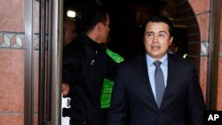 ARCHIVO - Antonio 'Tony' Hernández, hermano del presidente de Honduras, Juan Orlando Hernández, acusado por narcotráfico en un juzgado de Nueva York. En la imagen arriva a Tegucigalpa a una conferencia de prensa en 2017. AP.