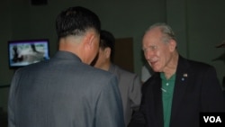 Former US Navy pilot and medal of honor recipient Thomas Hudner, seen here arriving at Pyongyang airport July 20, 2013, is greeted by North Korean officials. (VOA/S. Herman)