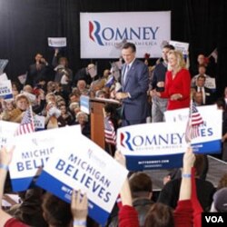 Mantan Gubernur Mitt Romney didampingi isterinya mengucapkan terimakasih kepada para pendukungnya Selasa malam di Novi, Michigan (28/2).