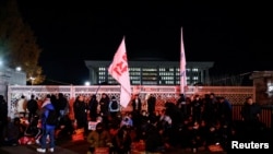 Meclis önünde toplanan yüzlerce protestocu ellerinde pankartlar taşıyarak Yoon'un görevden alınması çağrısında bulundu.