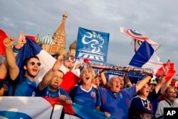 法国球迷在莫斯科红场庆祝
