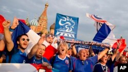 Fans français sur la Place Rouge à la veille du dernier match de football entre la Croatie et la France lors de la Coupe du monde 2018 à Moscou, en Russie, le 14 juillet 2018.