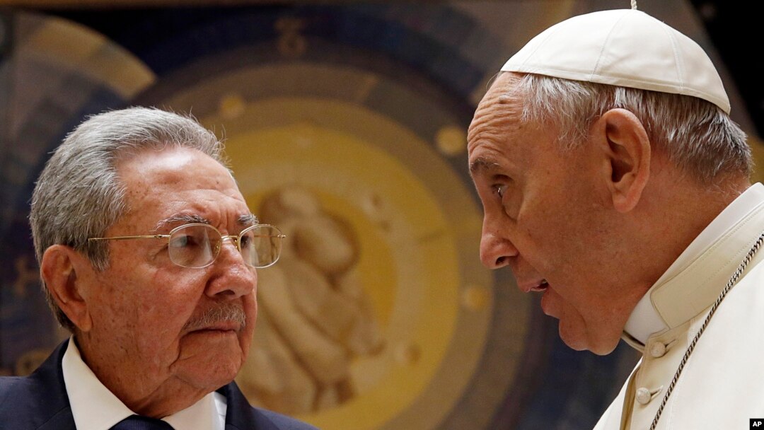 Chủ tịch Cuba Raul Castro diện kiến Đức Giáo Hoàng tại Điện Vatican, ngày 10/5/2015.