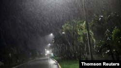 La lluvia azota una calle cuando se acerca el huracán Eta en Tela, Honduras, 2 de noviembre de 2020. 