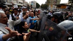 2019年3月9日，委内瑞拉警方阻止一群人从事反对马杜罗政府的游行。