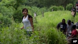 Niños guatemaltecos viajan a través de México hacia Estados Unidos.