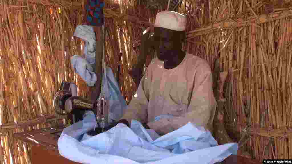 El Hadj Tahirou, le tailleur nigérian du camp d&#39;Assaga, à Diffa, au Niger, le 29 février 2016. (VOA/Nicolas Pinault)