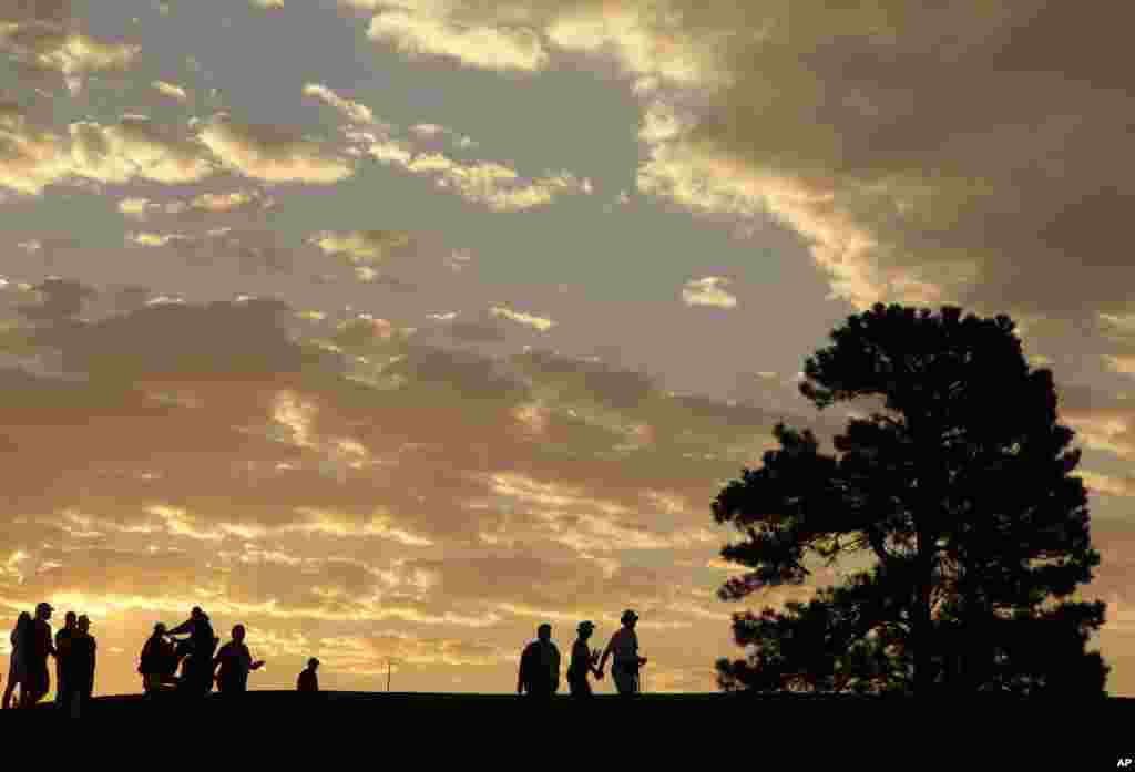 Para penonton tiba pada pagi hari dalam kompetisi hari kedua turnamen golf Solheim Cup di Parker, Colorado, AS.&nbsp;