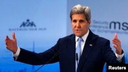 Menteri Luar Negeri Amerika John Kerry menyampaikan pidato dalam konferensi keamanan NATO di Munchen, Jerman (13/2).