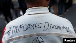 Seorang pelajar mengenakan jaket "Reformasi Dikorupsi" dalam unjuk rasa di Jakarta, 21 Oktober 2019. (Foto: Reuters)