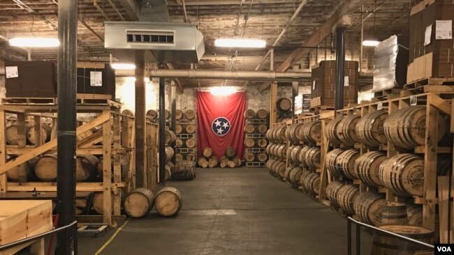 位于田纳西州纳什维尔的纳尔逊·格林·布赖尔酿酒厂的储藏室。田纳西威士忌是该州十大出口商品之一。(美国之音林枫拍摄)