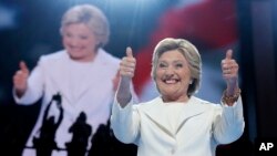 Kandidat preside AS dari Partai Demokrat, Hillary Clinton, pada hari terakhir Konvensi Nasional Partai Demokrat di Philadelphia (28/7). (AP/Carolyn Kaster)