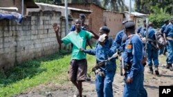 La police burundaise arrête un manifestant au cours des affrontements avec les forces de sécurité dans le district de Cibitoke, à Bujumbura, Burundi, le 29 mai 2015.