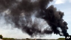 De la fumée après l'explosion d'un oléoduc au Nigéria (AP, archives)