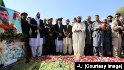 رئیس جمهور محمد اشرف غنی سه شنبه (۲۳ اکتوبر) به کندهار رفت و ضمن دعا در آرامگاه جنرال رازق با خانوادۀ وی نیز ابراز غم شریکی کرد