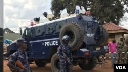 La police ougandaise (H. Athumani/VOA)