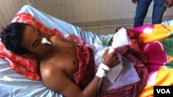 Một công nhân được điều trị sau khi bị chính quyền trấn áp trong cuộc biểu tình ngày 3 tháng 1, 2014.