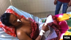 지난 6일 캄보디아 의류공장의 노동자가 노동쟁의 과정에서 부상당해 병원으로 이송되었다.