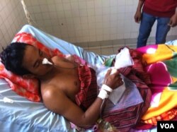 FILE: So Nang, 27, a Cambodian garment worker, receives treatment at Preah Kosamak hospital in Phnom Penh, January 6, 2014. He is a victim of the violent January 3 crackdown on striking garment workers in Cambodia. He has been shot in the stomach. (VOA Khmer)