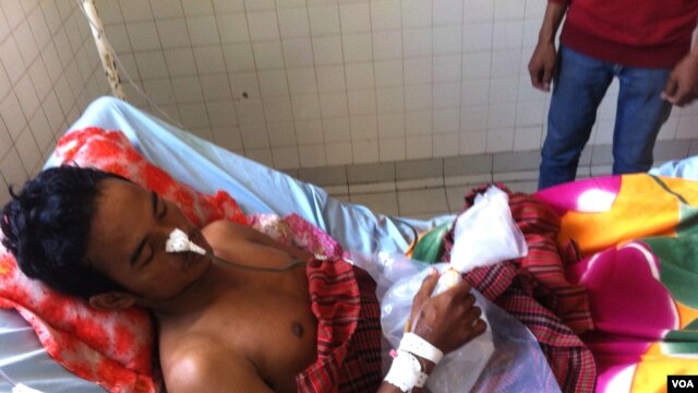 So Nang, 27, pekerja konveksi di Kamboja, yang terkena tembakan polisi saat berdemonstrasi menuntut kenaikan upah. (VOA/Khoun Theara)